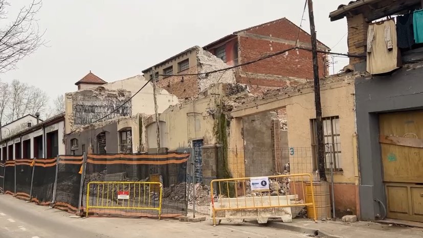 L’Ajuntament d’Olot enderroca l’edifici de la ronda Fluvià que va cremar fa uns dies