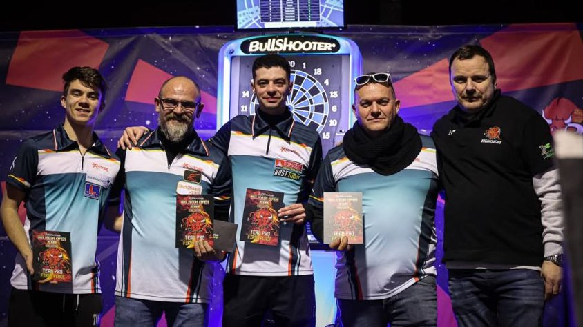 El garrotxí Josep Masnou guanya l’Obert Bullshoter Bèlgica de dards per equips