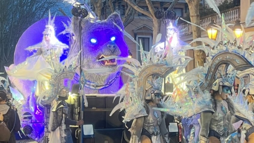 La Carnavalesca i la Quarta Paret s'imposen a la Rua del Carnaval d'Olot 