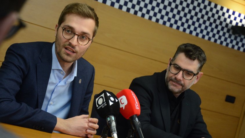 Imatge d'Agustí Arbós al costat del portaveu d'ERC i soci de govern, Josep Quintana