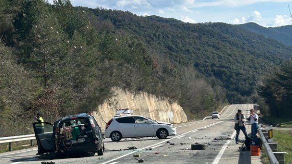 Dues persones ferides en un accident entre dos turismes a la N-260, a la Vall de Bianya