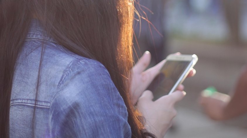 Un estudi alerta que Tik Tok i Instagram afecten "més" el benestar psicològic de les noies que dels nois