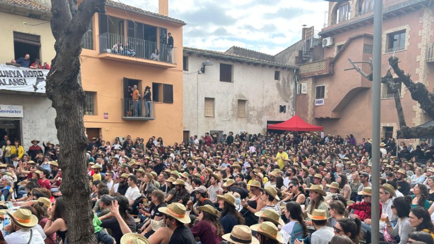 Prop de 3.000 persones segueixen el Combat de Corrandes de la Garrotxa a Montagut