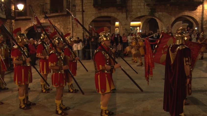 Centenars de persones segueixen a Processó dels Dolors de Besalú