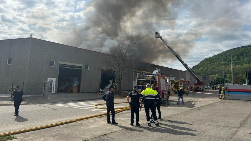 Imatge de l'incendi a la nau del polígon de la Canya