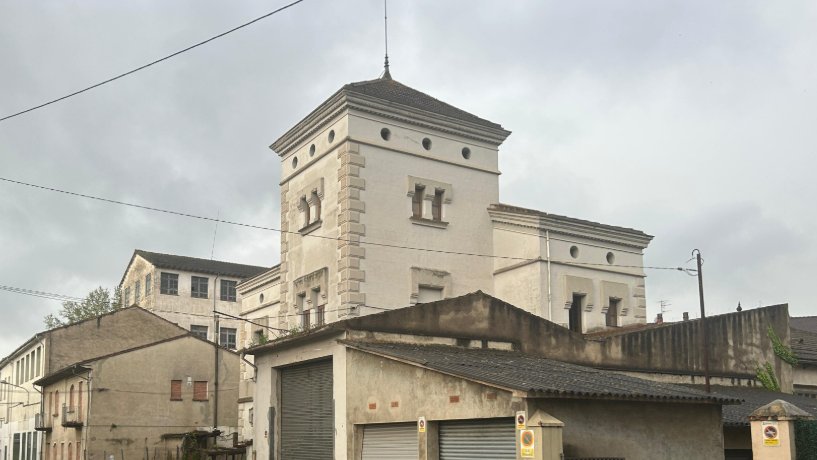 Aquesta setmana s’ha enderrocat la Torre dels Coloms, ubicada al carrer Vilanova d’Olot