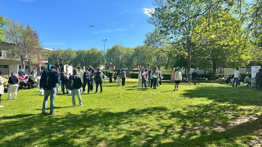 Una trentena d’empreses proposen les seves ofertes a uns 90 alumnes de l’Institut La Garrotxa