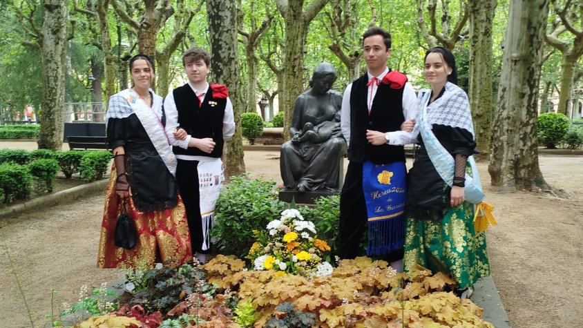 Centenars de persones homenatgen a les Mares a Olot