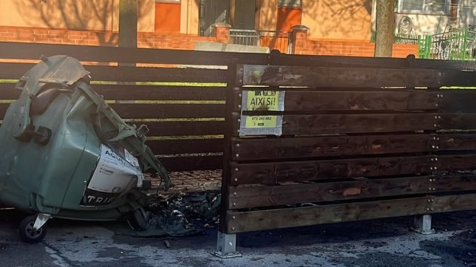 A Sant Joan les Fonts no saben com acabar amb la crema de contenidors