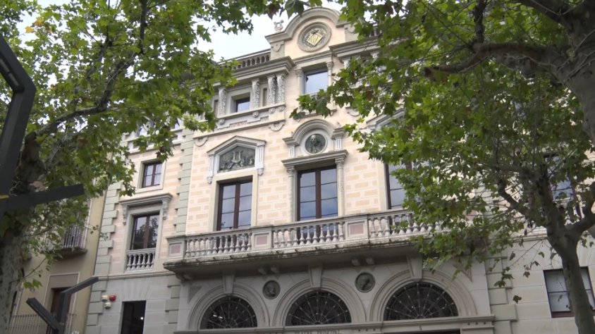 Milloraran la coberta del Teatre Principal d’Olot