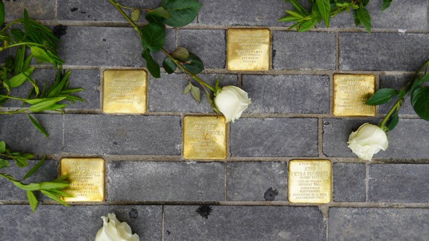 Instal·lades a la Garrotxa 9 llambordes Stolpersteine en record dels deportats pel nazisme