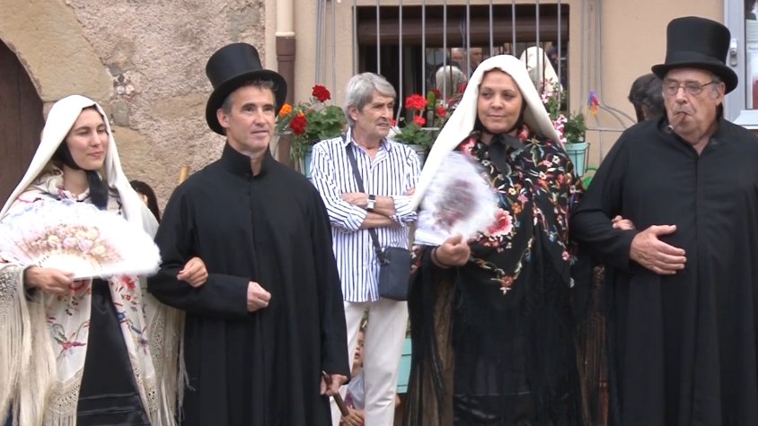 Ball de Gambeto com a insígnia de la Festa del Roser a Riudaura