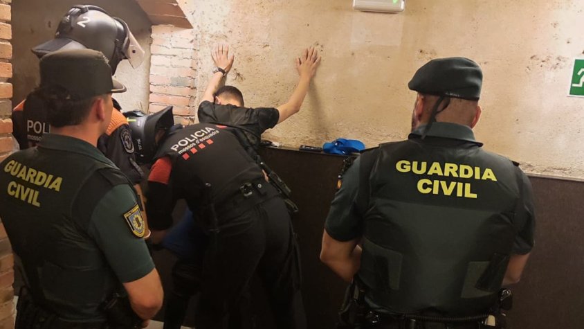 Dues armes blanques requisades i 28 persones identificades en un bar d’Olot