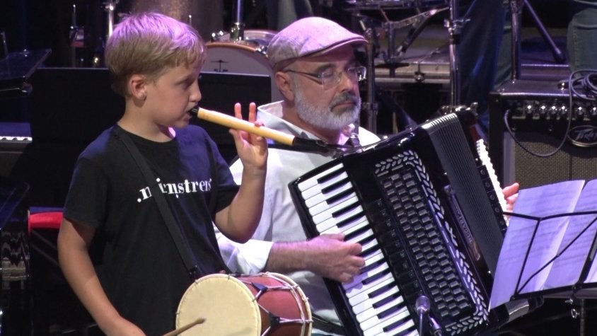 La música, una eina clau per al desenvolupament educatiu des de la infància, però també per al creixement emocional en l’edat adulta