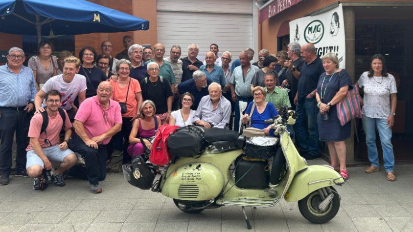 Jaume Cos ja és a Olot després de completar el seu viatge a Roma amb una vespa