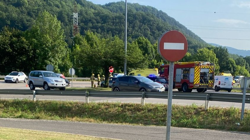 Dos ferits lleus en una topada entre dos cotxes a Olot