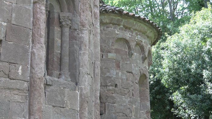 Fan millores al monestir romànic de Sant Joan les Fonts
