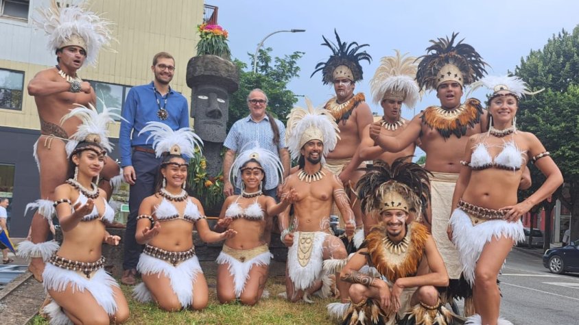 L’Illa de Pasqua i Olot enforteixen la germanor amb un ritual al Moai de la capital garrotxina