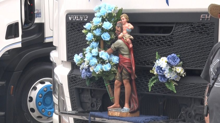 Dotzenes de camions es concentren i reben la benedicció de Sant Cristòfol