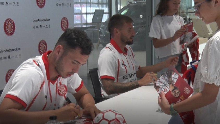 Arnau Martínex i Crisitan Portugués fan un acte al concessionari Proauto de Seat i Cupra