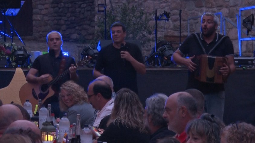 Riudaura acull gairebé 700 persones entre el concert i el sopar de cantadors