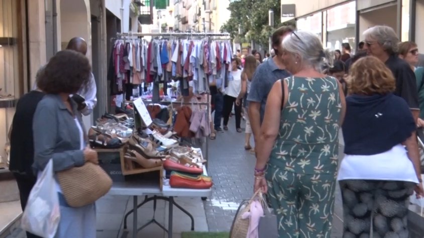 L’Associació de Comerciants d’Olot encoratja els compradors a aprofitar les rebaixes abans que acabi la campanya d’estiu