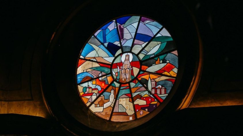 El Santuari del Tura d’Olot recupera el vitrall 89 anys després