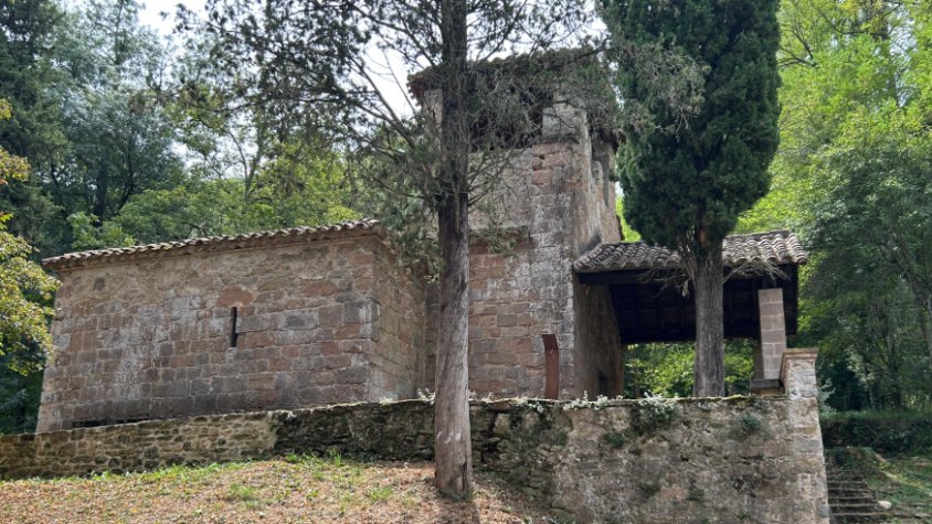 La ruta de les ermites de la Vall de Bianya atrau caminaires i ciclistes, també, durant l'estiu