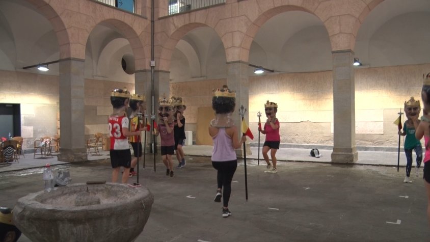 Els balladors de la faràndula s’acaben de preparar per encetar les Festes del Tura