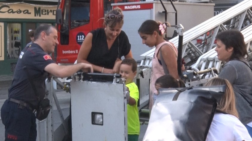 Els Bombers d’Olot fan demostracions i activitats a la plaça Major per Festes del Tura