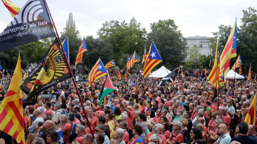 Unes 12.000 persones clamen que hi ha "més motius que mai" per a la independència a la manifestació de la Diada a Girona