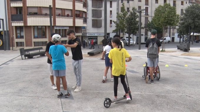 Els alumnes del cicle d’esports de l’Escola Pia sensibilitzen a infants de la ciutat a moure’s de manera més sostenible