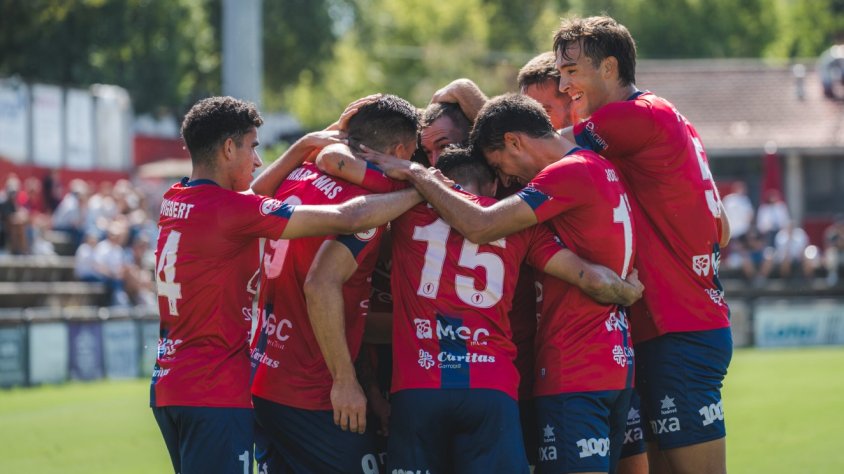 Els jugadors de la UE Olot celebrant el gol de la victòria davant l'Eivissa