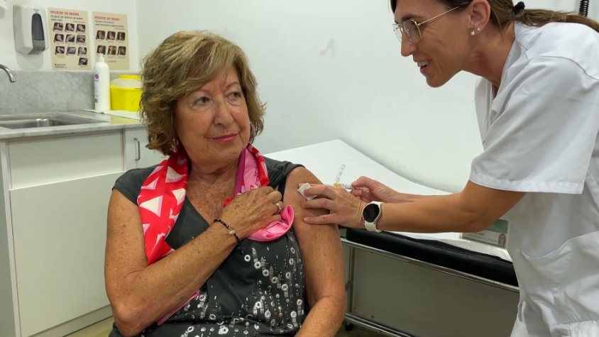 Comença la campanya de vacunació contra la grip i la COVID-19