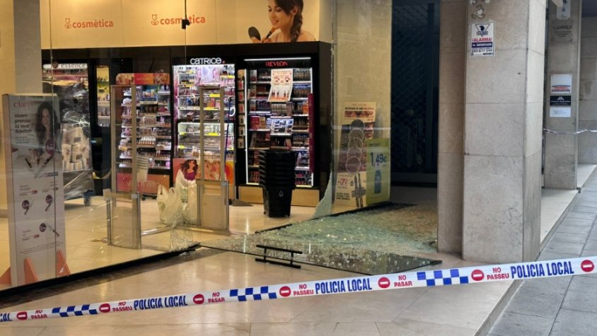 Roben en dos establiments del centre d’Olot durant aquesta darrera matinada