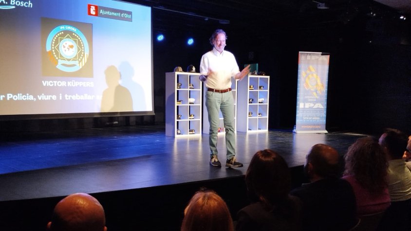 Ser policia, viure i treballar amb alegria; una xerrada amb Víctor Küppers