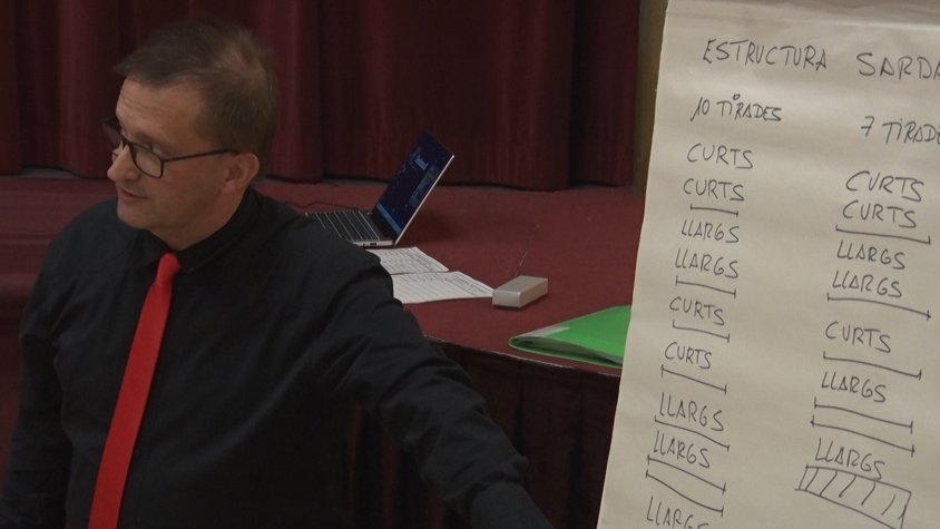 Tret de sortida del curset de sardanes per aprendre o perfeccionar-les