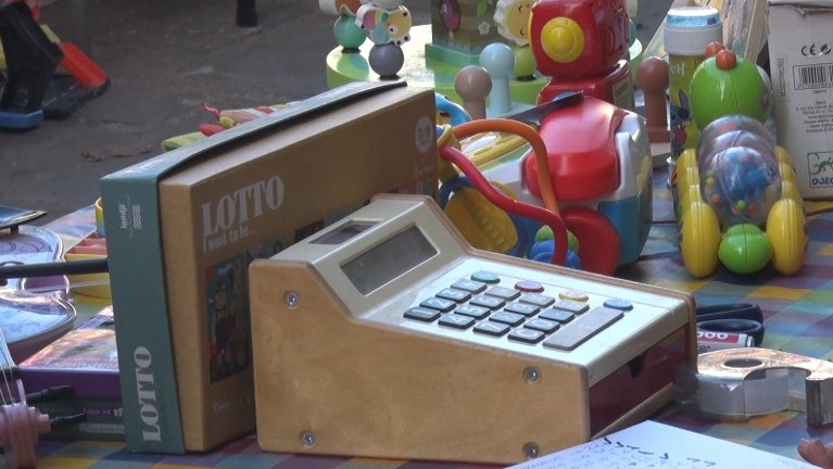 Unes 200 parades omplen la plaça Campdenmàs d’Olot en una nova edició del Mercat de la Joguina