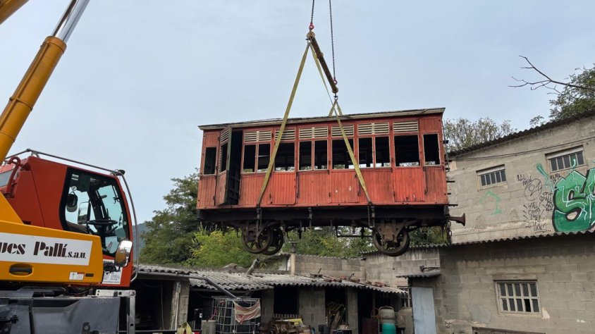 S’emporten dos cotxes de passatgers del Tren d’Olot a restaurar a Móra la Nova