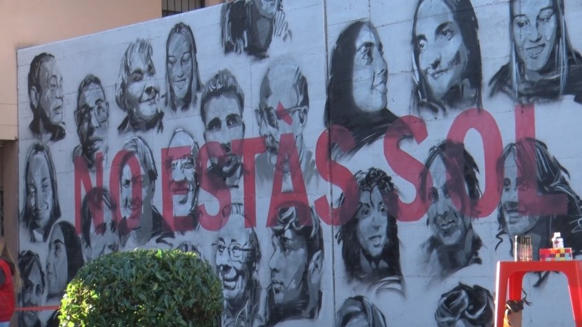 Joves i gent gran de Creu Roja Garrotxa inauguren un mural per visibilitzar la salut mental