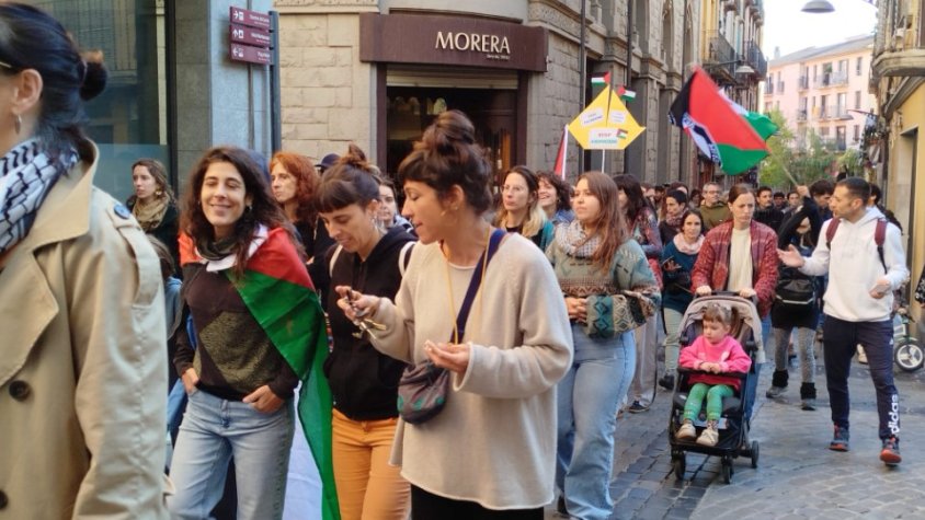 Desenes de persones es manifesten a Olot per reclamar la pau definitiva a Palestina