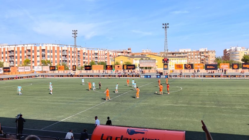 L'Olot viu el guió més cruel: tres pilotes al pal, un gol de penal en contra i una expulsió (1-0)