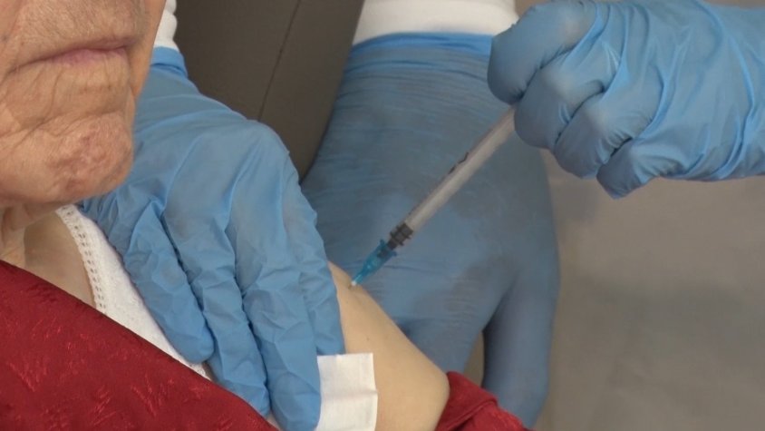 Metges i pediatres recalquen la importància de no oblidar de vacunar-se