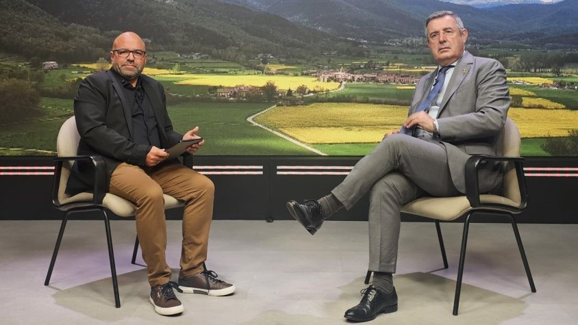 Imatge de l'entrevista al president de la Diputació de Girona, Miquel Noguer, al plató d'Olot Televisió
