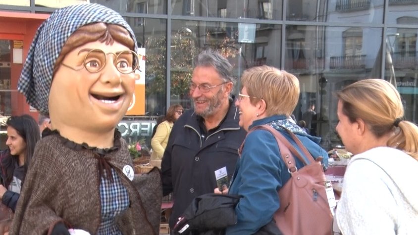 La capgrossa Nàisa del CIT anima la Castanyada pels carrers d’Olot