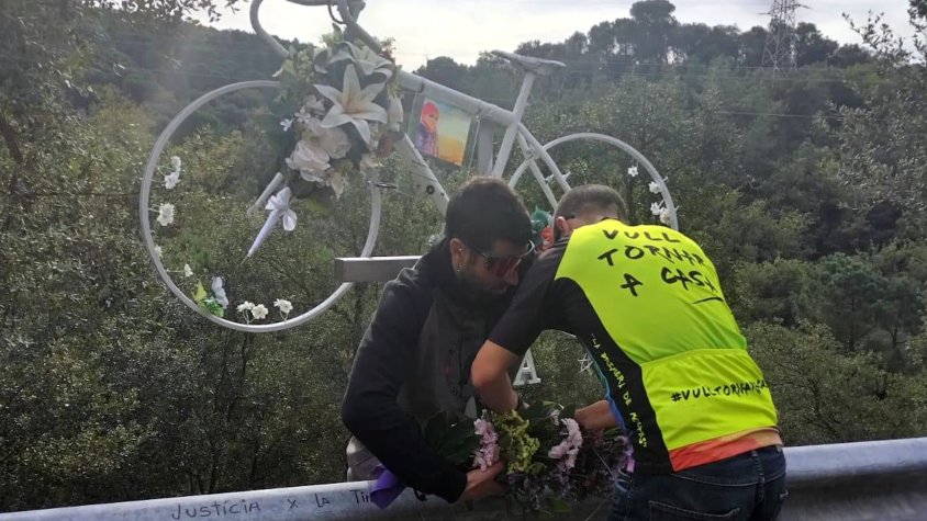 Moment de l'homenatge a la ciclista olotina en el lloc de l'accident. Foto: ACN
