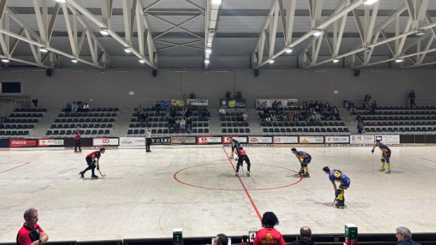 L’Hoquei Olot reacciona tard i cau a la pista del CE Vendrell (4-3)