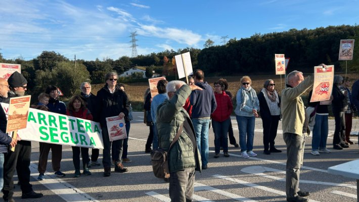 La Plataforma Veïnal per una Carretera Segura de la Vall del Llémena denuncia inseguretat i demanen que no hi passin camions tan grans