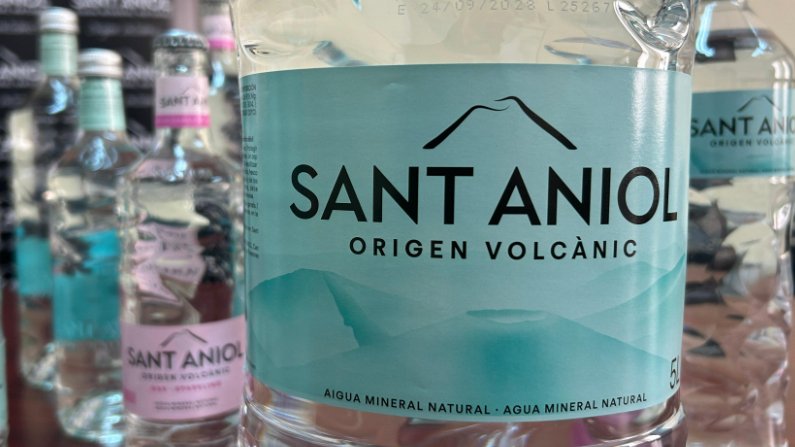 Aigua de Sant Aniol presenta nova imatge i posa en valor el seu origen volcànic