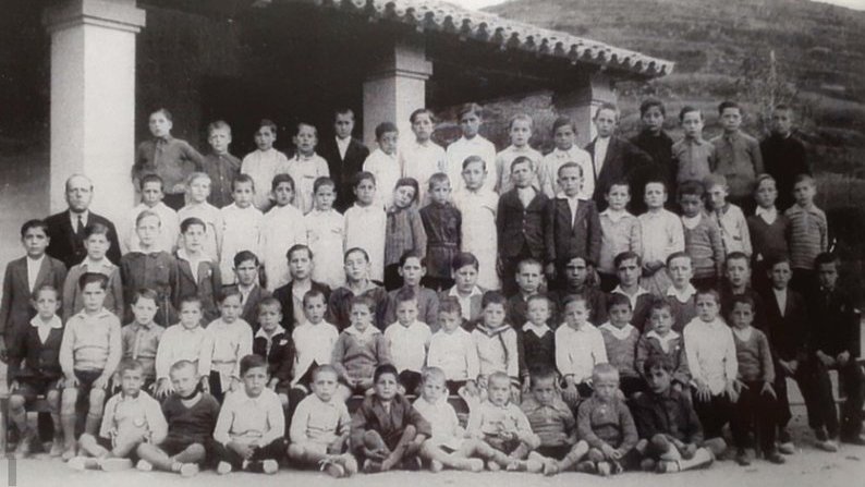 Joan Bagué, amb els seus alumnes, en una imatge d’arxiu del Patronat d’Estudis Històrics d’Olot i Comarca PEHOC